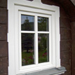 Fenster aus Holz an historischem Gebäude