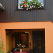 Fenster, Türen und Wandverkleidung aus Holz